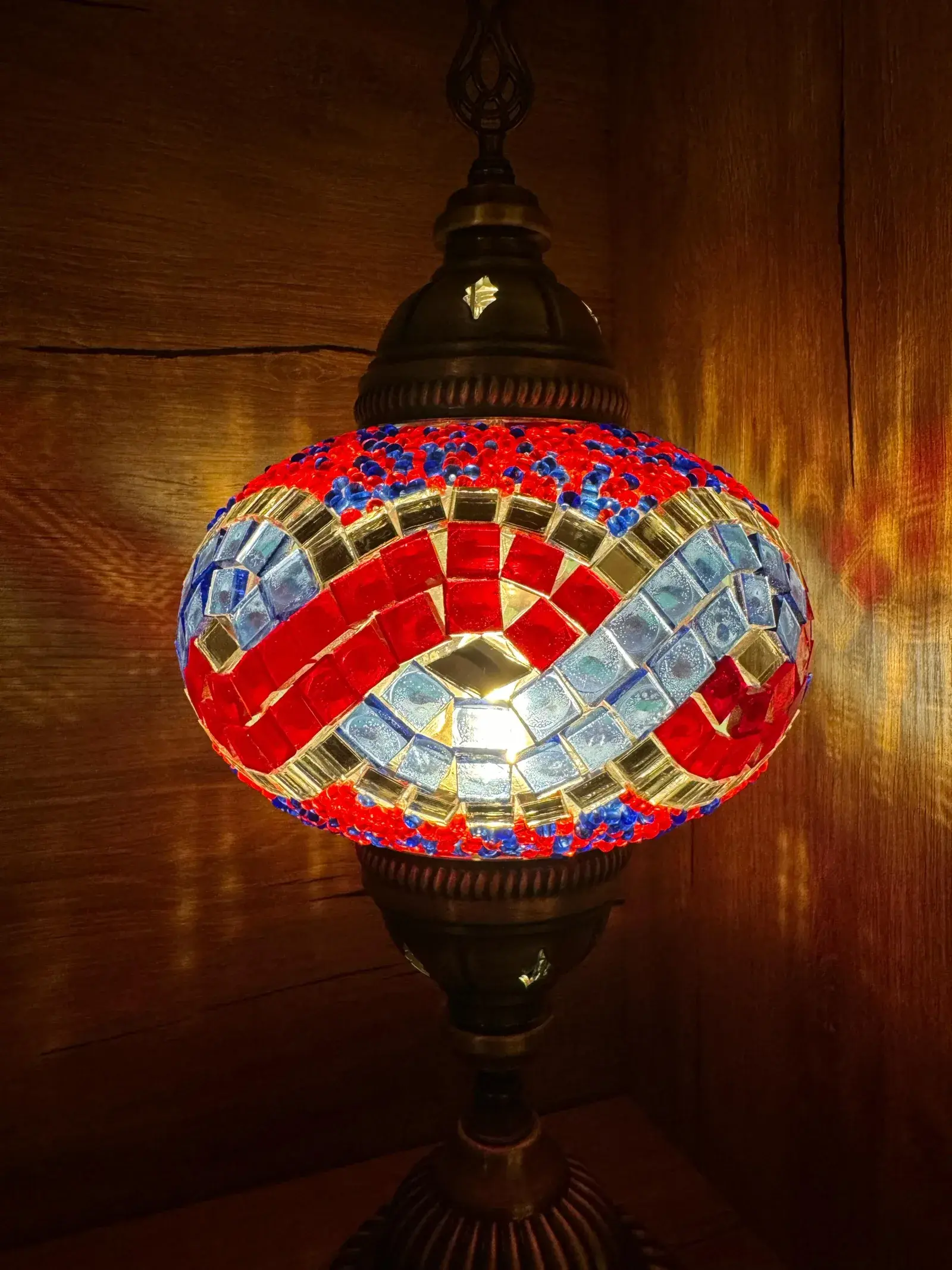 Emerald and amber mosaic lamp with star pattern, made in our Balat workshop